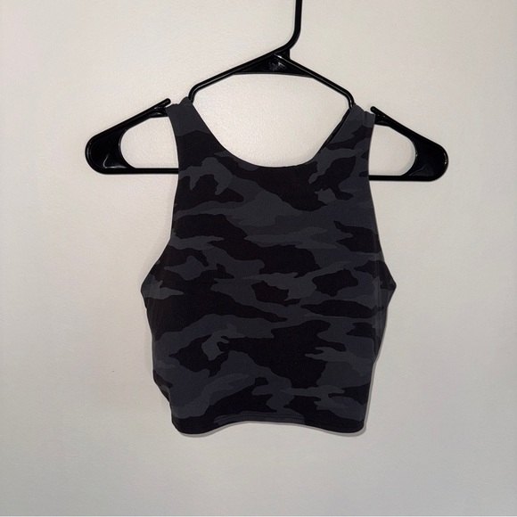 ATHLETA Conscious Crop Top Size Small Black Camo
Gray Workout Gym Run - Picture 4 of 8